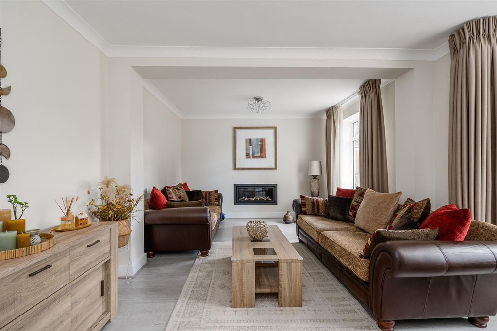 Property photo 3 of 16 4 Thurlston Avenue_8.Jpg