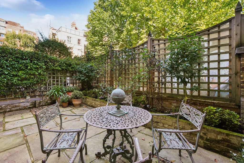 Property photo 3 of 18 Garden