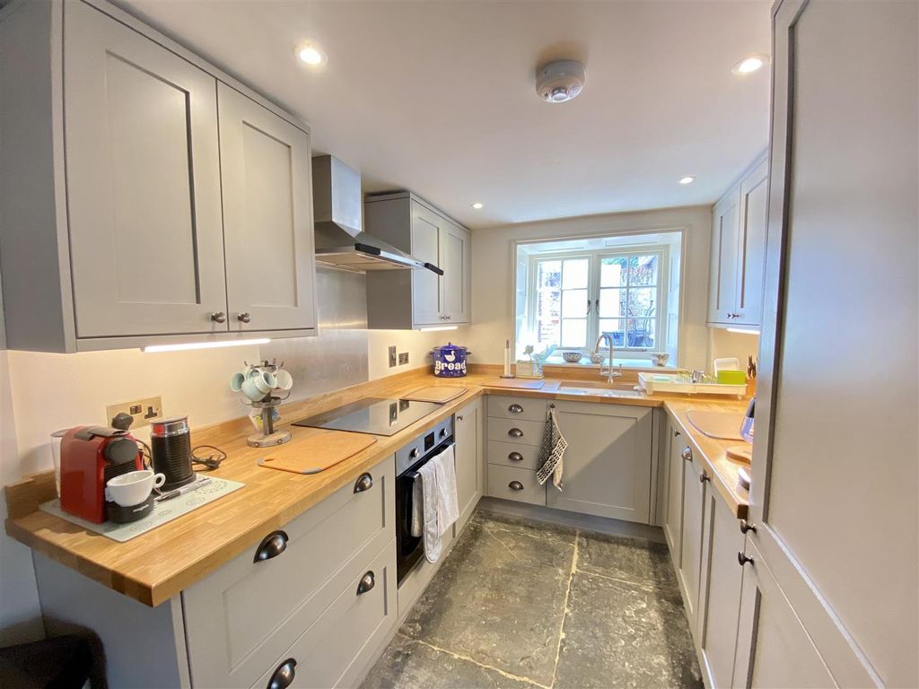 Property photo 2 of 9 Kitchen