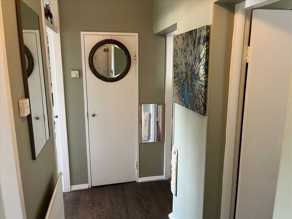 Property photo 2 of 11 Entrance Hall