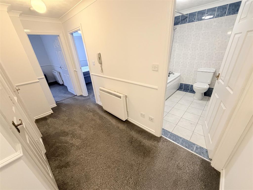 Property photo 3 of 14 Hall