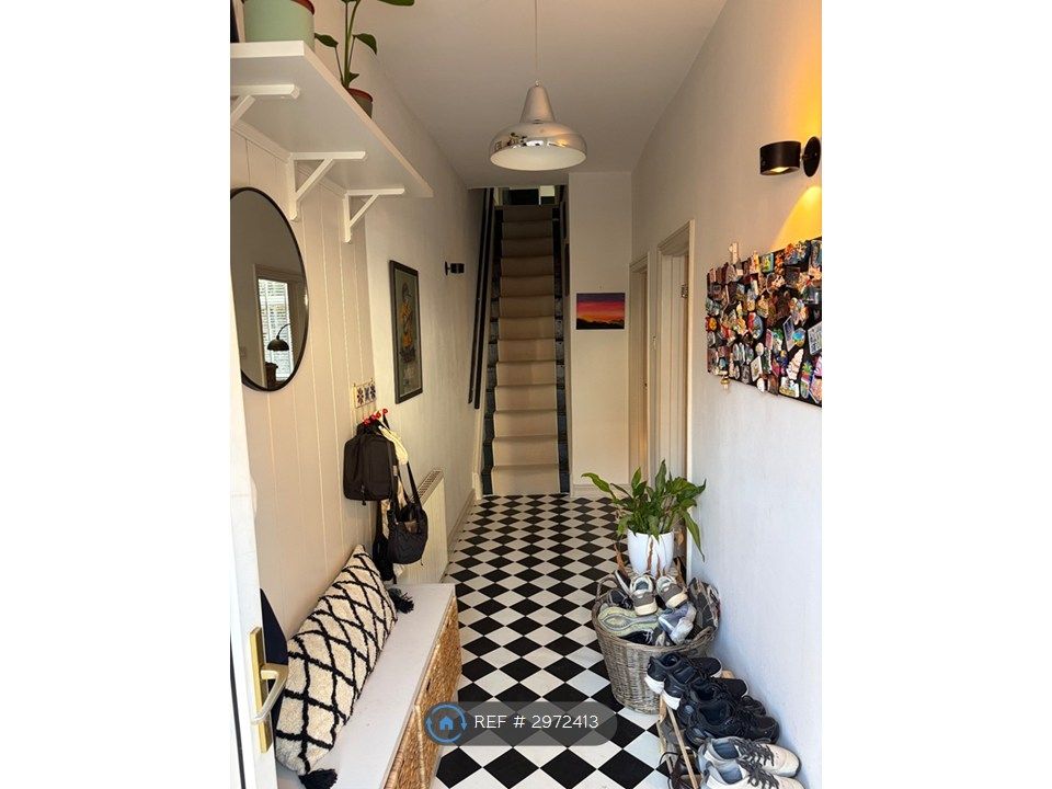 Property photo 2 of 10 Hallway