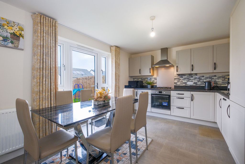Property photo 2 of 25 Dining Kitchen