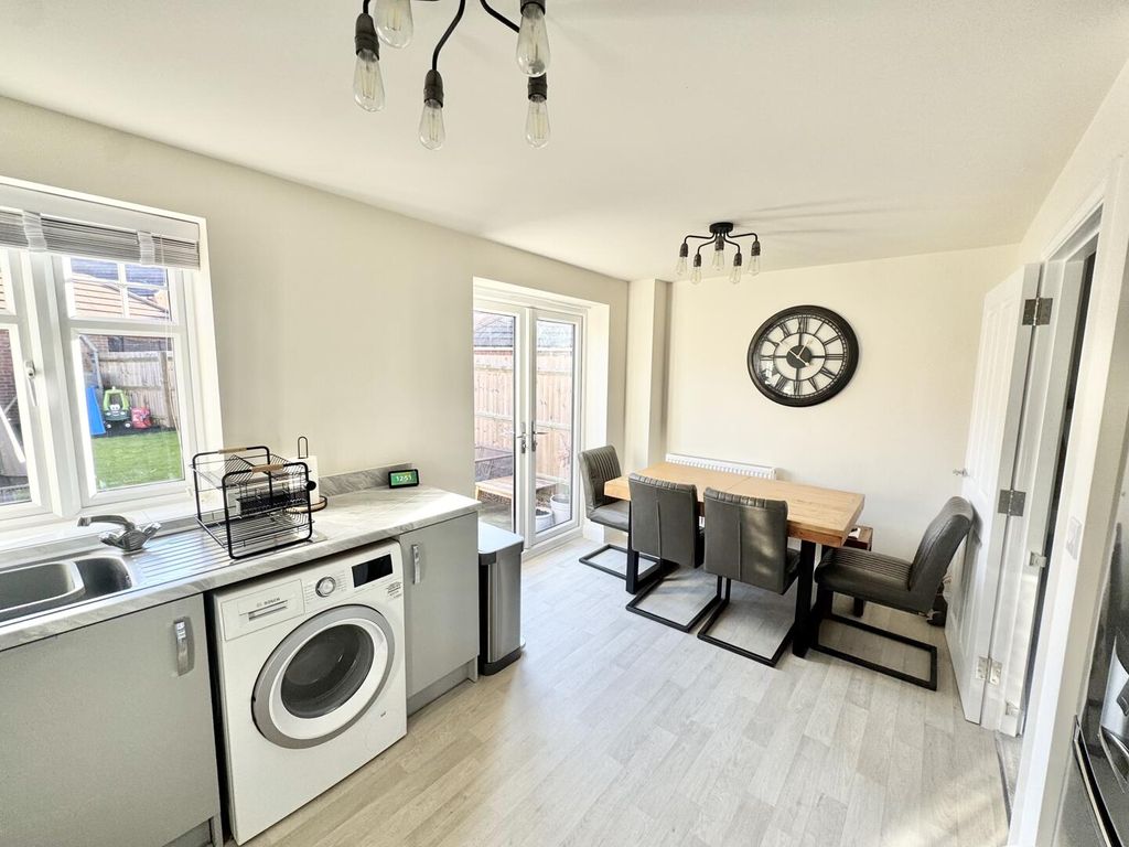 Property photo 3 of 18 Kitchen Diner