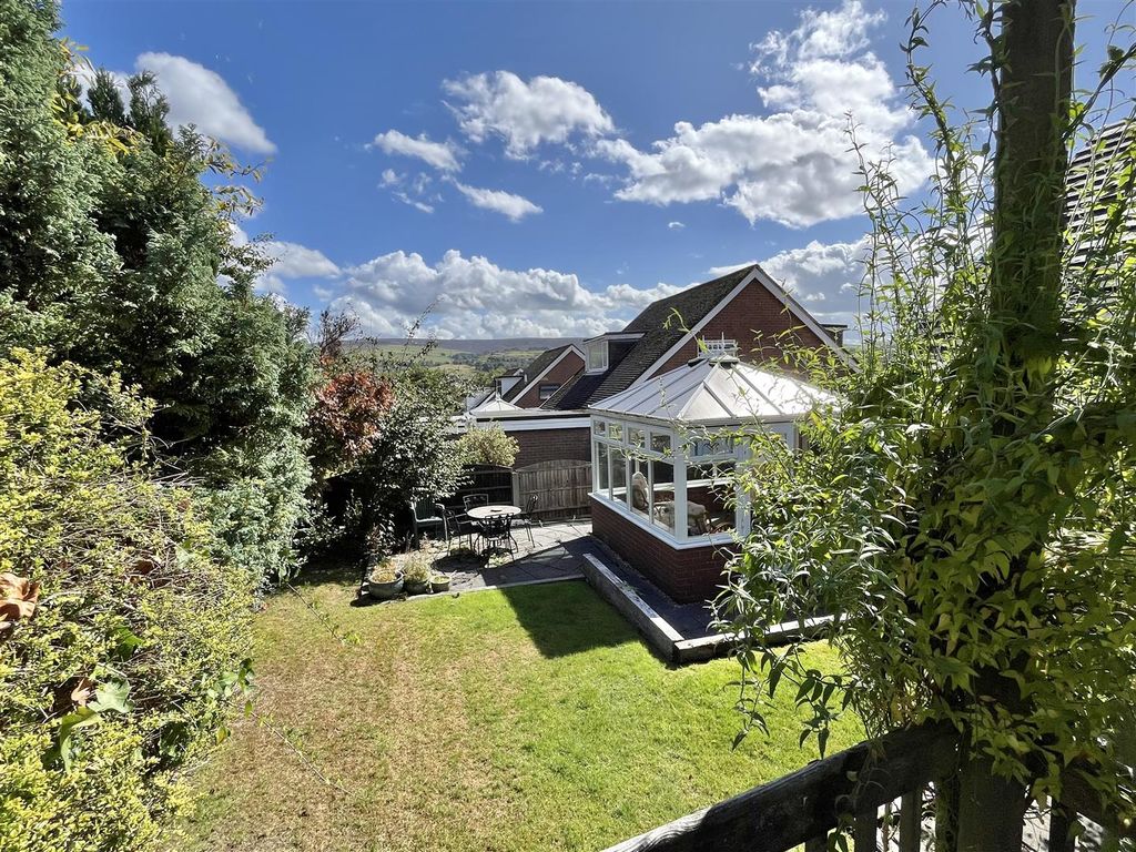 Property photo 3 of 14 Gardens