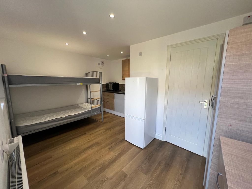 Property photo 1 of 4 Self Contained Studio Flat Ideal For Working Couples- Dagenham