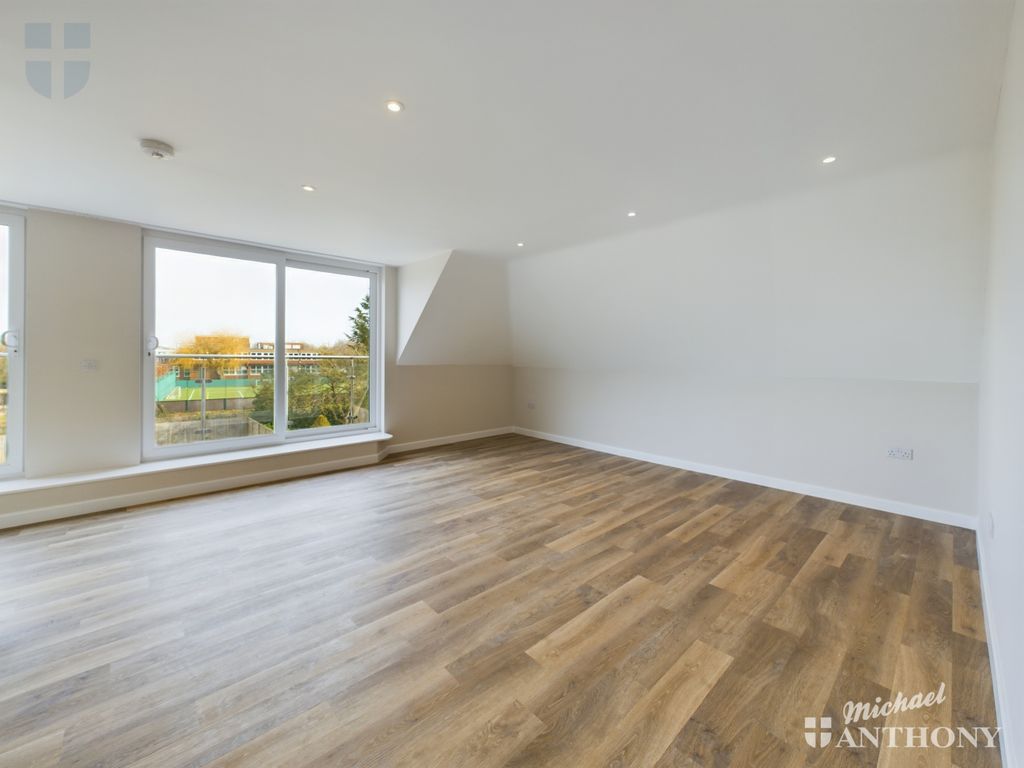 Property photo 3 of 10 Cam03852G0-Pr0202-Still002