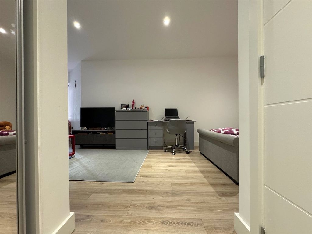 Property photo 2 of 10 Hallway