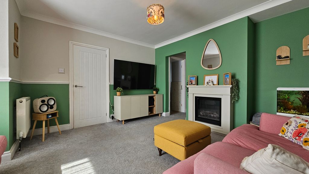 Property photo 3 of 25 Lounge