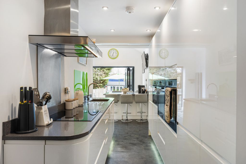 Property photo 2 of 14 R6M22656-Hdr