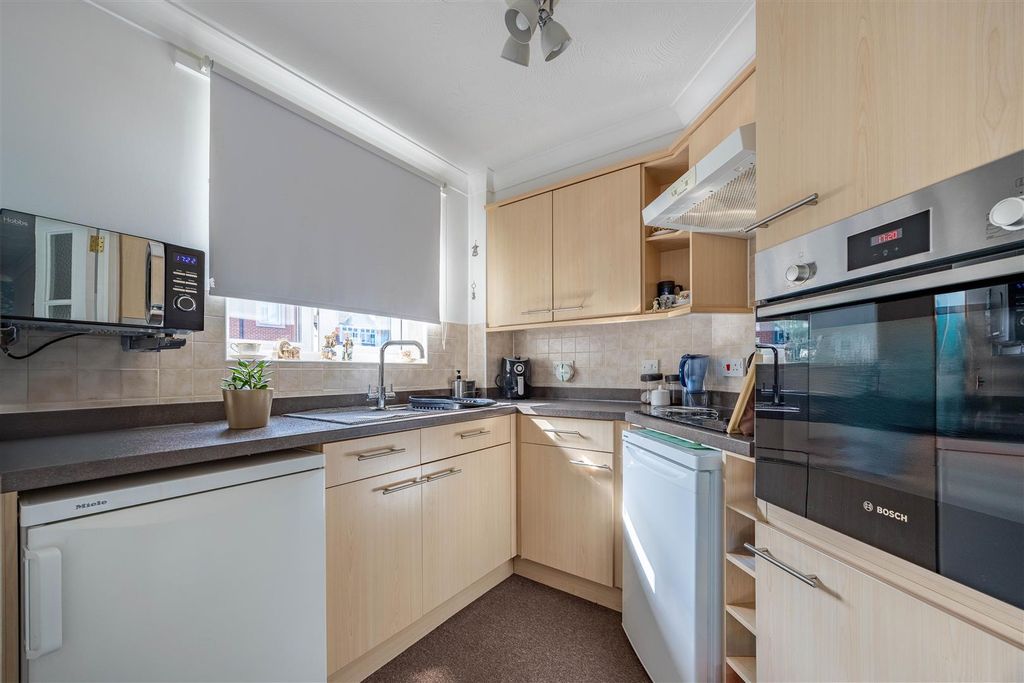 Property photo 3 of 19 Kitchen