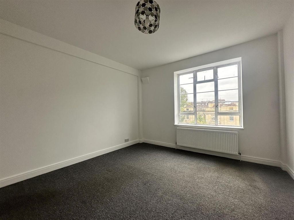 Property photo 3 of 11 Bright, Neutral Double Room With Large Window...