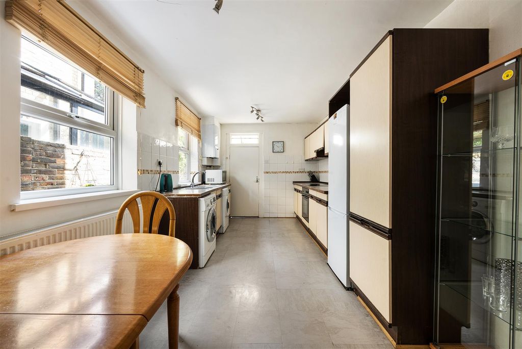 Property photo 3 of 30 Gladding Road, E12