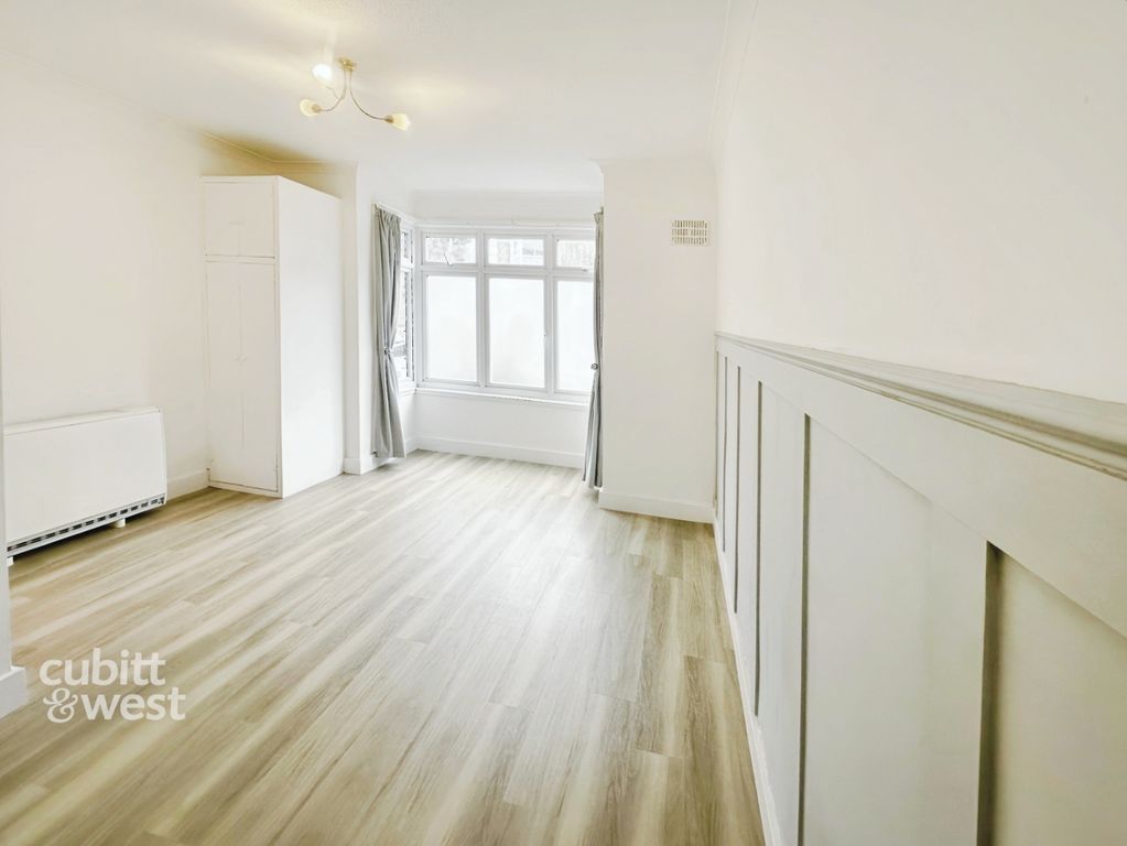 Property photo 3 of 9 1 34 Highfield Ro...