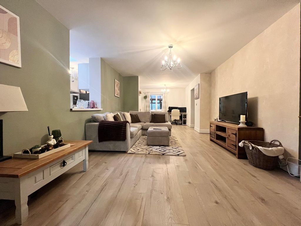 Property photo 3 of 9 Lounge