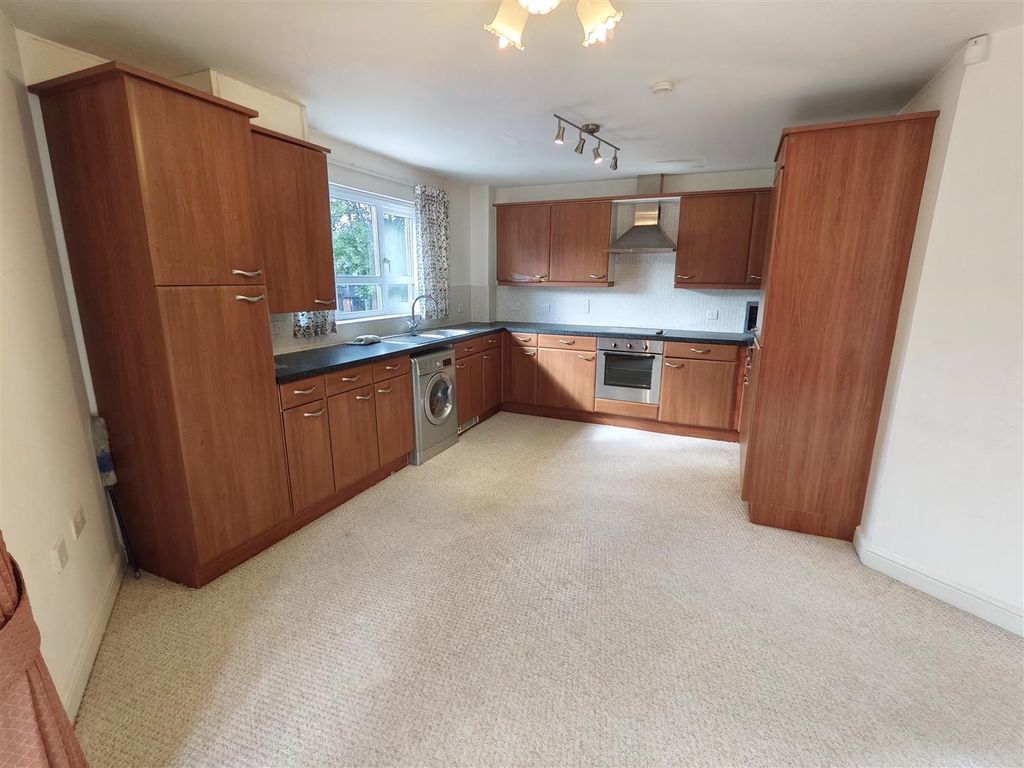 Property photo 3 of 11 Dining / Kitchen