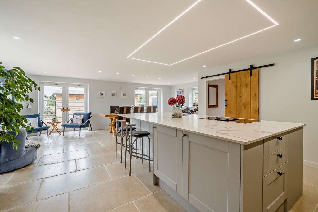 Property photo 2 of 26 Picture No. 49