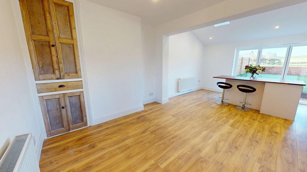 Property photo 2 of 14 Upper High Street