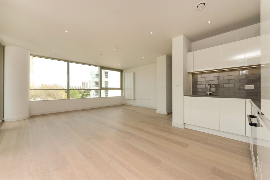 Property photo 1 of 8 Kitchen/Reception