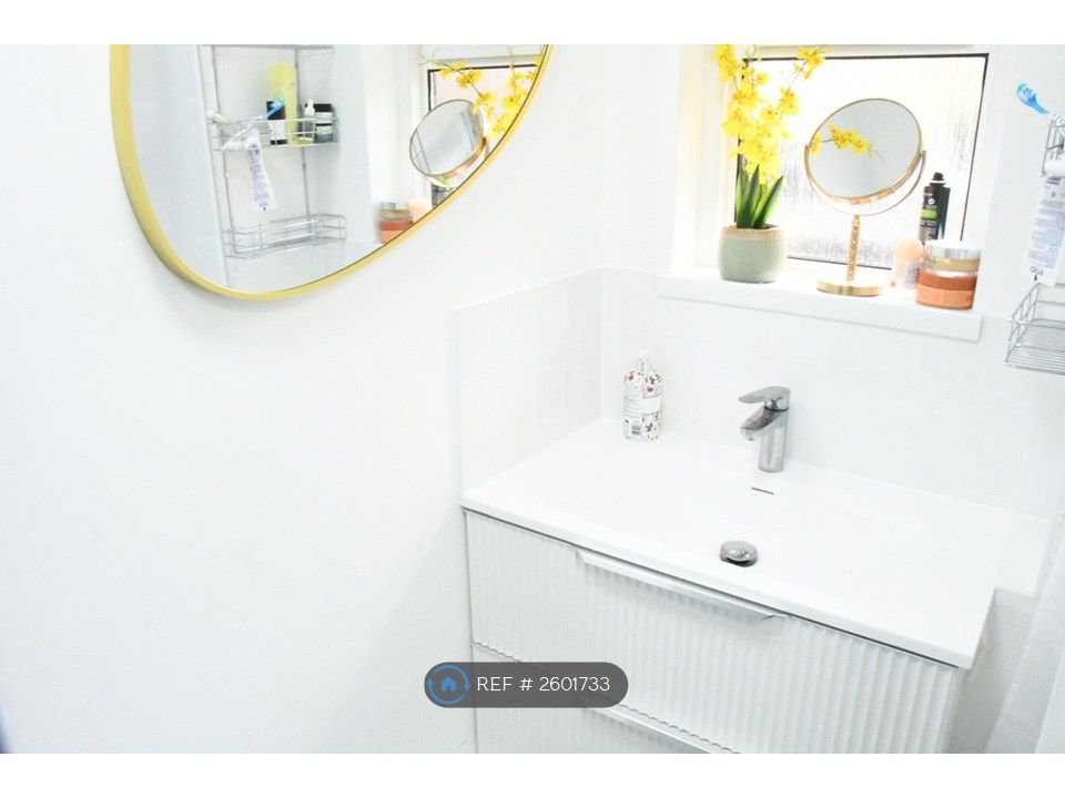 Property photo 3 of 9 Bathroom 1