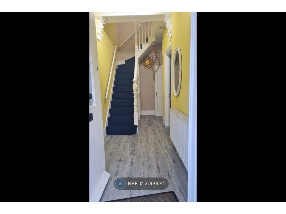 Property photo 2 of 21 Hallway