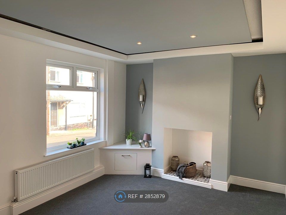 Property photo 3 of 15 Huge Lounge