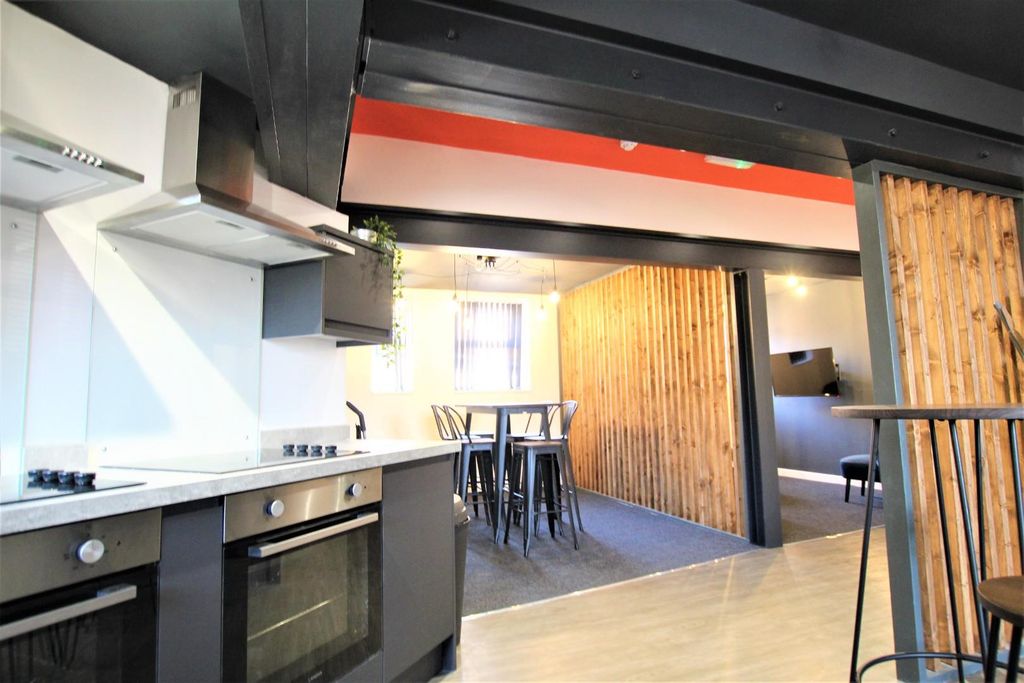 Property photo 3 of 20 Flat 1 Kitchen4.Jpg