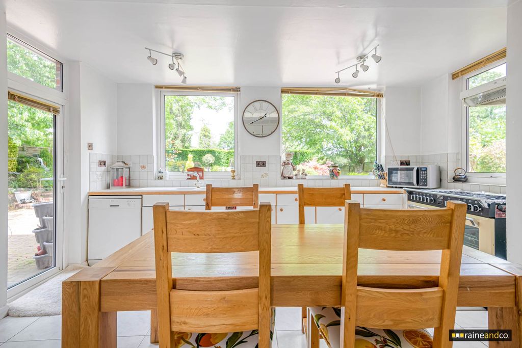 Additional image 28 of 5 bed detached house for saleMymms Drive, Brookmans Park, Hatfield AL9