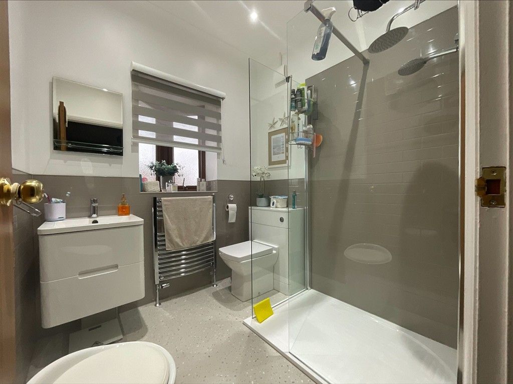 Property photo 3 of 7 Shower