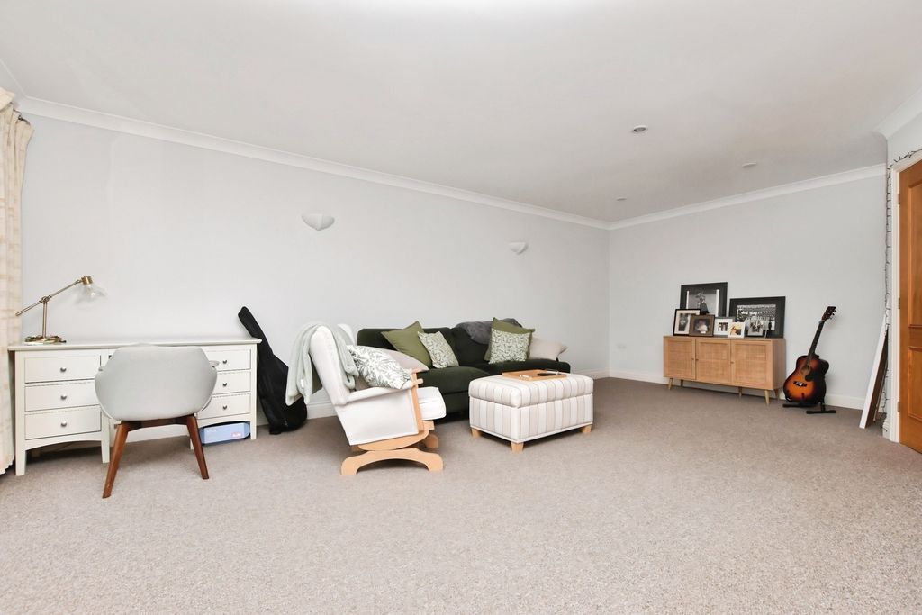 Property photo 3 of 17 Lounge