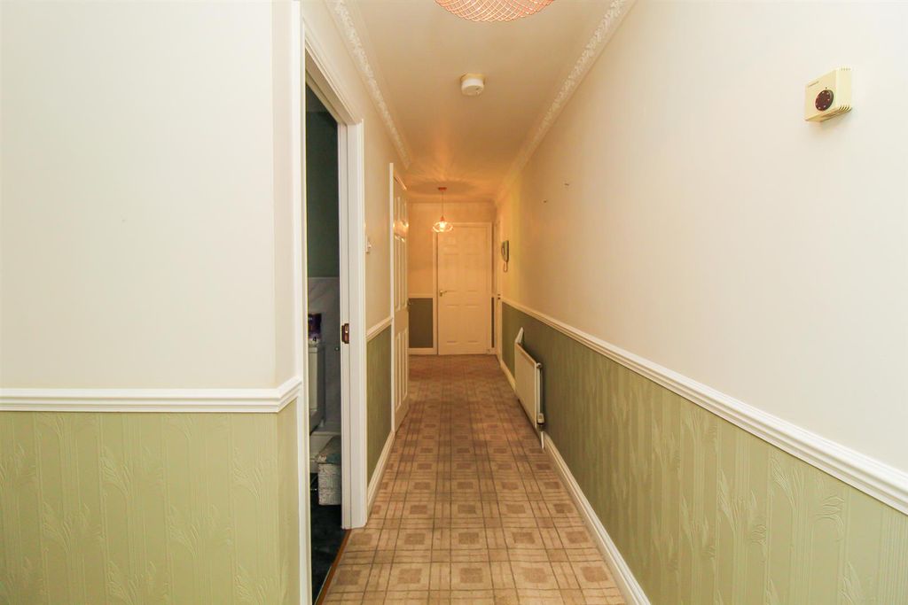 Property photo 3 of 9 Entrance Hall