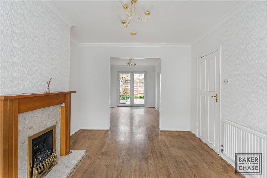 Property photo 3 of 19 Lounge