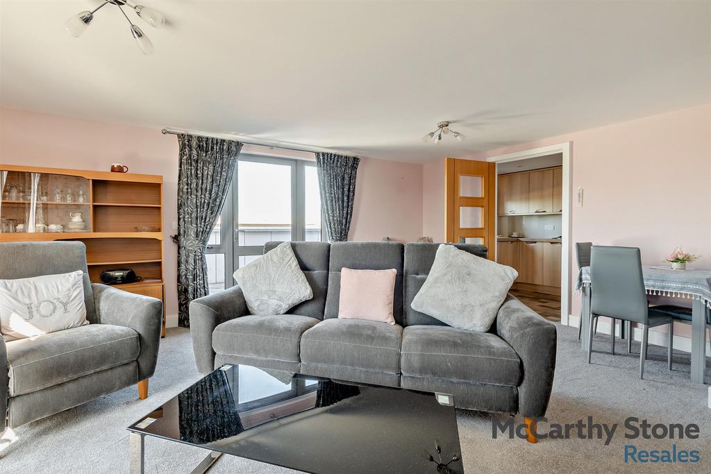 Property photo 3 of 11 8662715-Interior14-800.Jpg