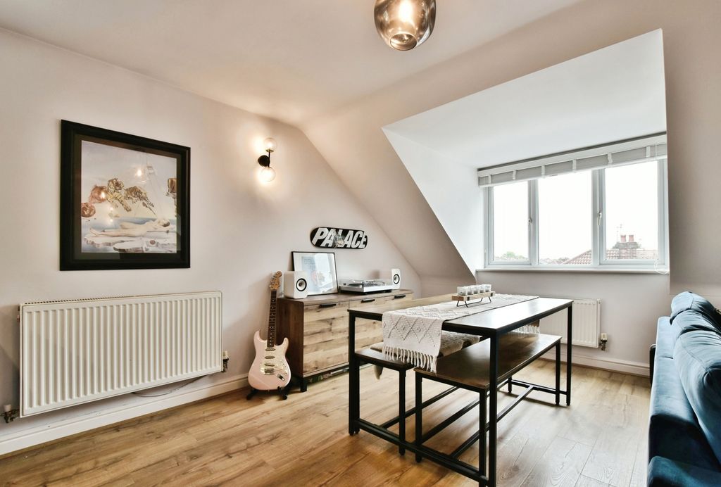 Property photo 3 of 17 Pbox-Img.Jpg