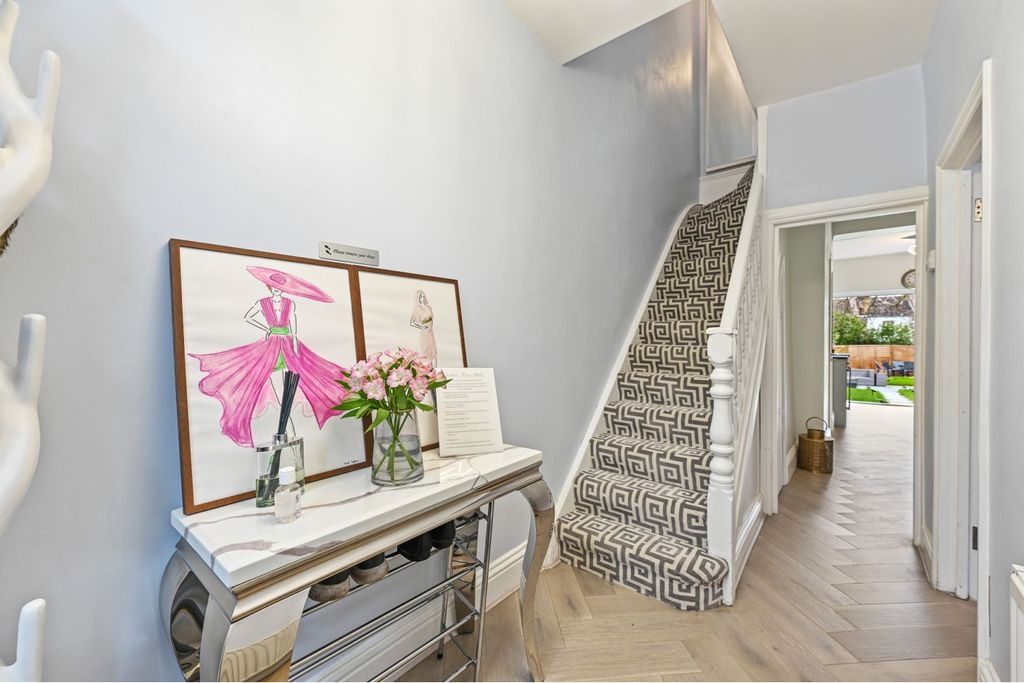 Property photo 3 of 19 Entrance Hall