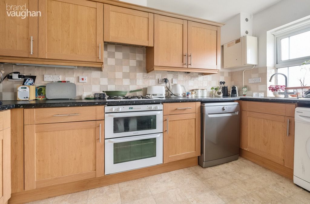 Property photo 3 of 7 Kitchen