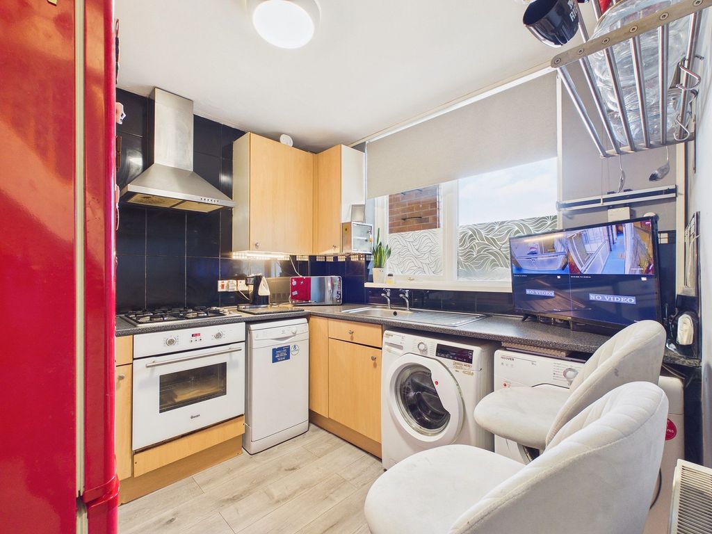 Property photo 3 of 10 Kitchen