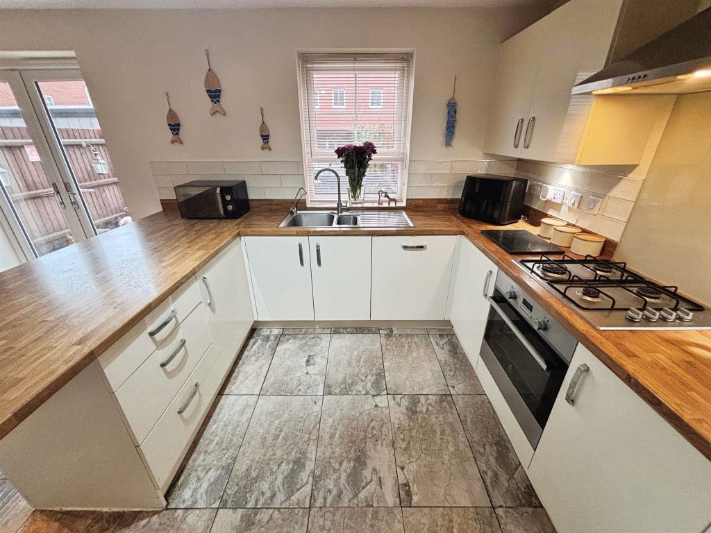 Property photo 3 of 16 Cloakroom