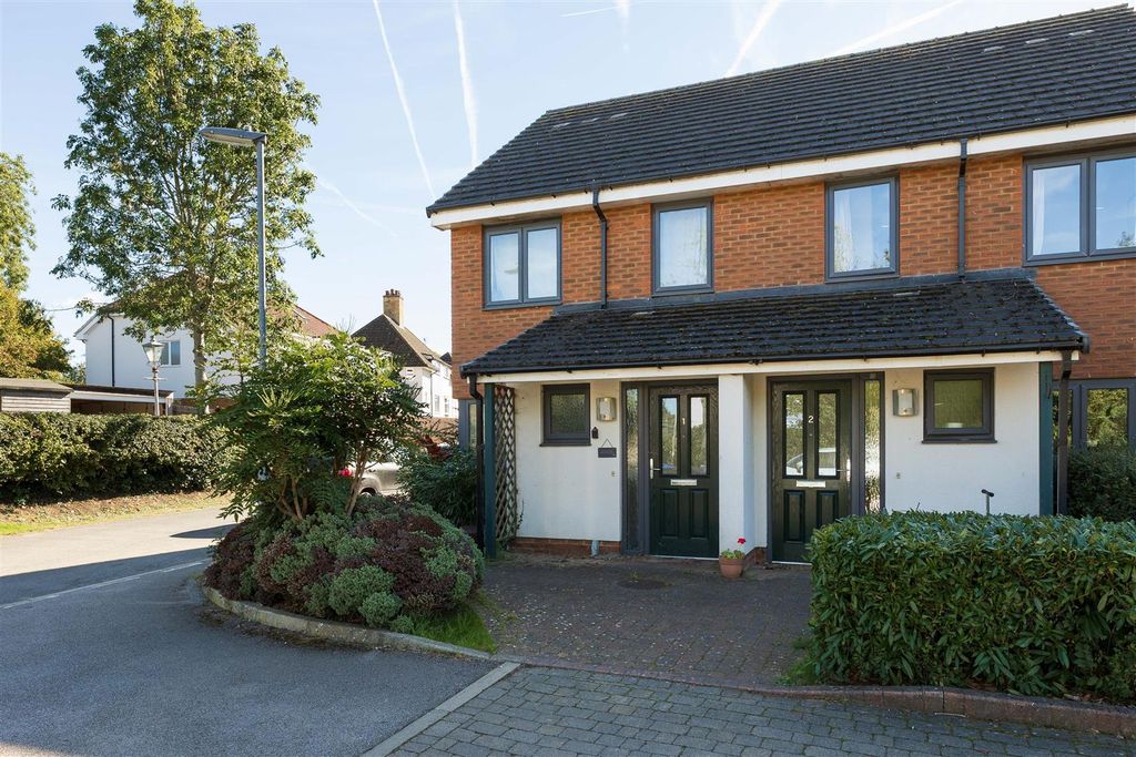 Property photo 1 of 12 Hope Close