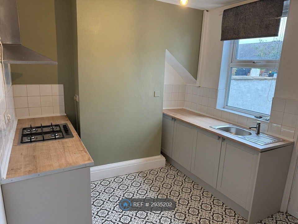 Property photo 2 of 7 Kitchen