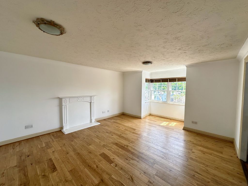 Property photo 3 of 8 5200492
