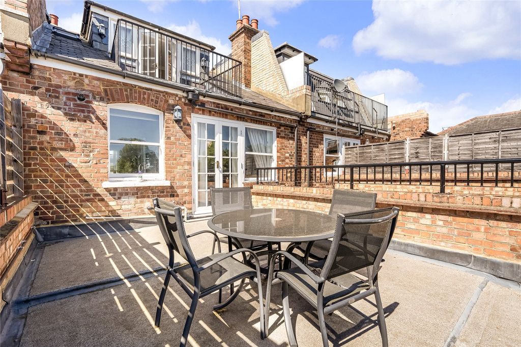 Property photo 3 of 16 Terrace