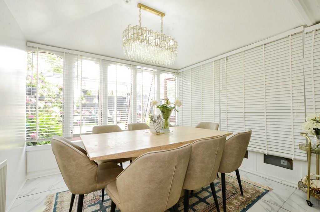 Property photo 3 of 19 Dining Area