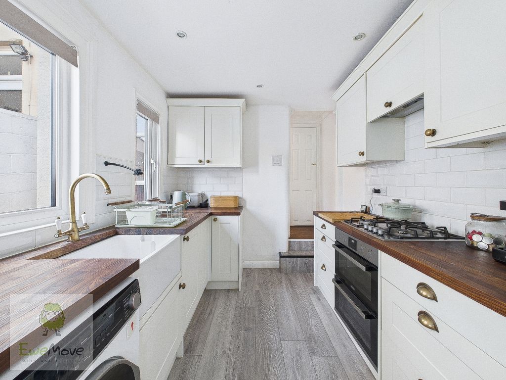 Property photo 2 of 14 Kitchen