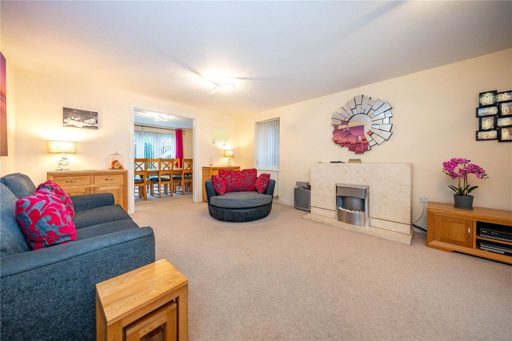 Property photo 3 of 24 Lounge