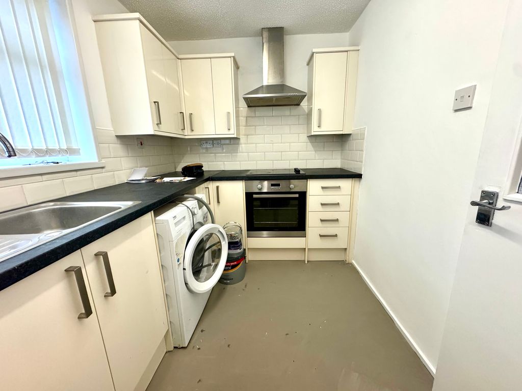 Property photo 3 of 11 Kitchen