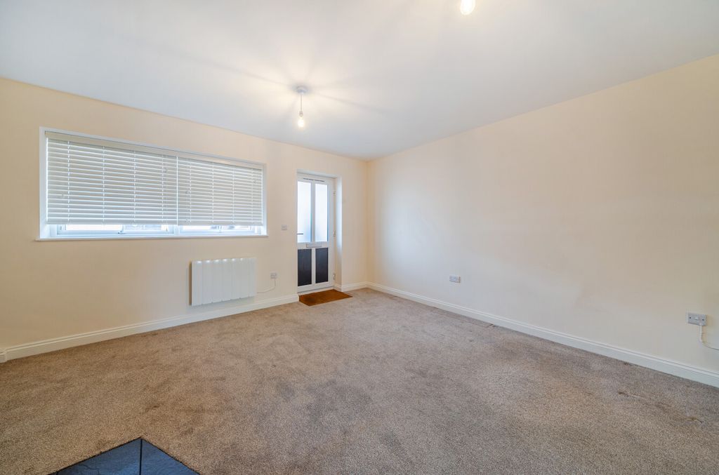 Property photo 3 of 11 1503760-12-1A03Df...