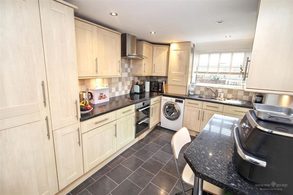 Property photo 3 of 17 Kitchen