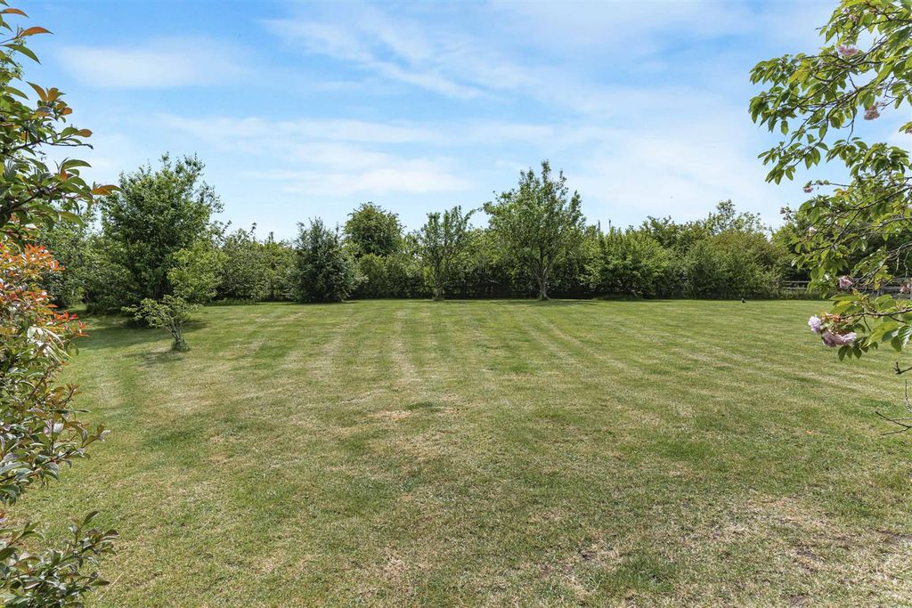 Property photo 3 of 19 Gardens