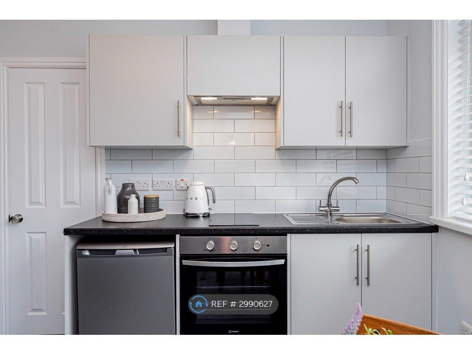 Property photo 2 of 5 Kitchenette